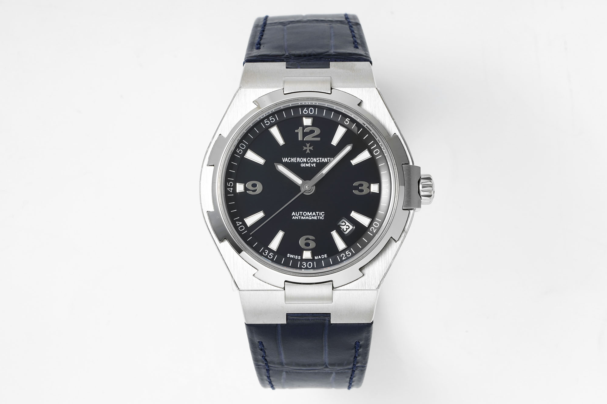 NO:764943,8F newly upgraded Vacheron Constantin Overseas watch, original one-to-one size, diameter 42mm, thickness 9.7mm. Strong workmanship, 99 number  According to the copy clone, the watch case alone is composed of more than 40 parts. It is derived from the design of master Zunda. The rough watch case shows the masculinity of a man. It has a clean disk surface, a simple three-hand calendar, and uses an imported movement. The back cover has the same corrosion as the original one.  Printing process, engraved sailboat pattern, symbolizing the meaning of setting sail and crossing the sea, one of the most popular styles among zombies, each one can be equipped with steel belt, belt, tape, good price, versace, vacheron198609098F全新升级 江诗丹顿 Overseas 纵横四海腕表 原装一比一尺寸直径42mm,厚度9.7mm.做工强悍,99数 据抄写克隆,光表壳就用了40余件散件组成.源自尊达大师的设计,粗犷的表壳,尽显男人阳刚之气,干净的盘面,简单的大三针日历,采用进口机芯,后盖和原装一样的腐蚀印字工艺,镌刻帆船图案,象征着扬帆起航,纵横四海的寓意,僵尸中最热门的款式之一,每一枚都可以配钢带,皮带,胶带,好价秒杀,,versace,vacheron,Watch