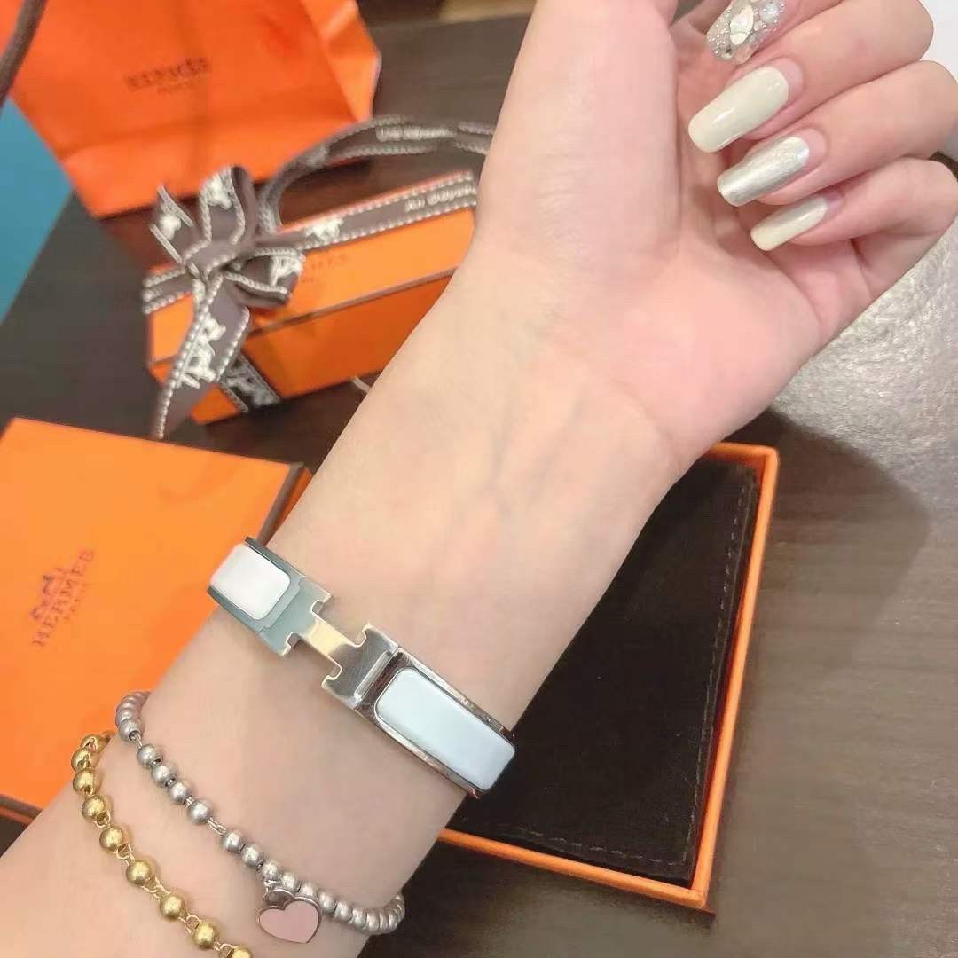 NO:101669,Hermes Hermes clic H Platinum White Enamel Bracelet Classic Hot-Selling Platinum White White Enamel with no temperament, pure copper polished and vacuum-plated 24K real gold, never fade!  Paired with the luster and texture of enamel, it shows high-end luxury!  Bracelet 17 inches, 19 inches, Hermes bracelet, christian louboutin, hermes, hermes, bracelet19860909爱马仕Hermes clic H 白金白色珐琅手镯 经典热销款白金白色 气质不撞款的白色珐琅,纯铜打磨抛光后 真空电镀24K真金,永不掉色！ 配上珐琅彩的光泽和质感,尽显高档奢华！ 手镯17寸、19寸,爱马仕手镯,christian louboutin,hermes,hermes,bracelet,Jewelry