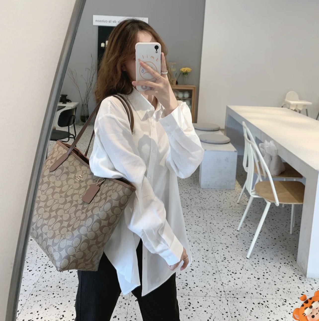 蔻驰新款购物袋💰210 文艺女的最爱.北美街拍大众潮牌C家蔻驰HARING经典款女士单肩手提托特包.c家很火的帆布包.手感细腻.手工精致.无论是长途旅行.还是短途郊游.都是很减龄的时尚的搭配.眼光独到的你.不可错过当季最IN的款. 规格：33*28.5*16cm