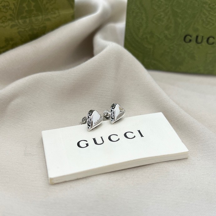 NO:102880,Gucci Gucci 925 sterling silver new love engraved earrings, Gucci studs, gucci, gucci, pure silver19860909Gucci古驰925纯银新款爱心刻花耳钉,古驰耳钉,gucci,gucci,pure silver,Jewelry