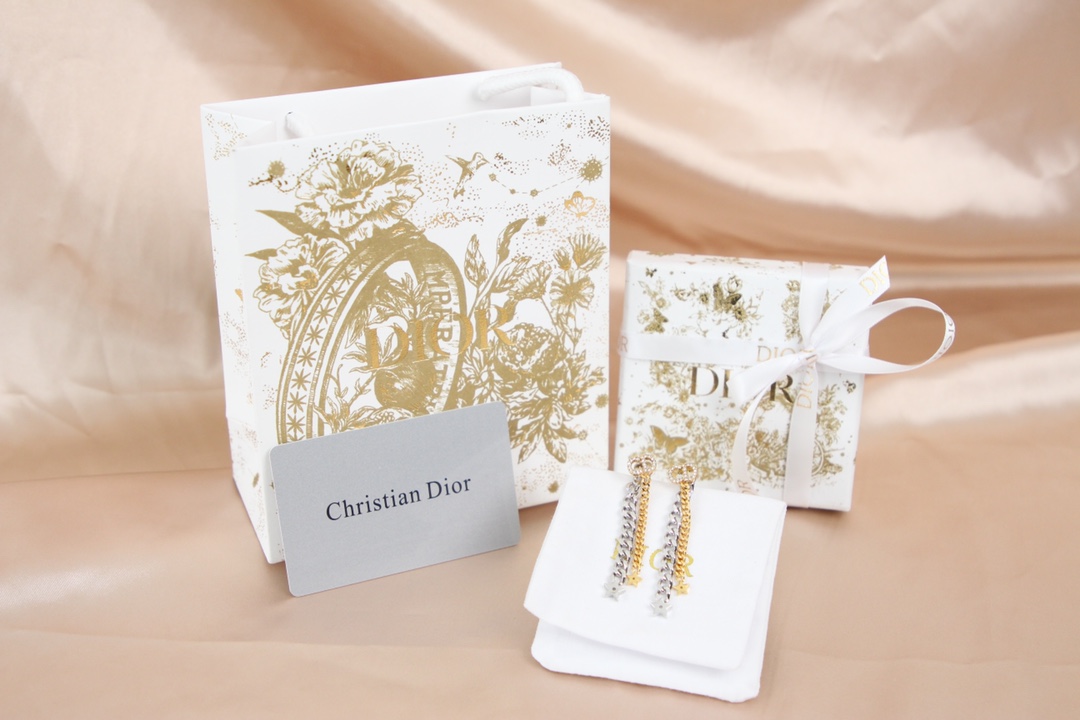 批65
👑dior 迪奥 2020秋冬新品 耳钉 双色 耳钉 耳环
超酷有钱小姐姐最爱
链条拼色设计太帅了
zp定制施华洛银色魅影钻耳环
两种佩戴效果！