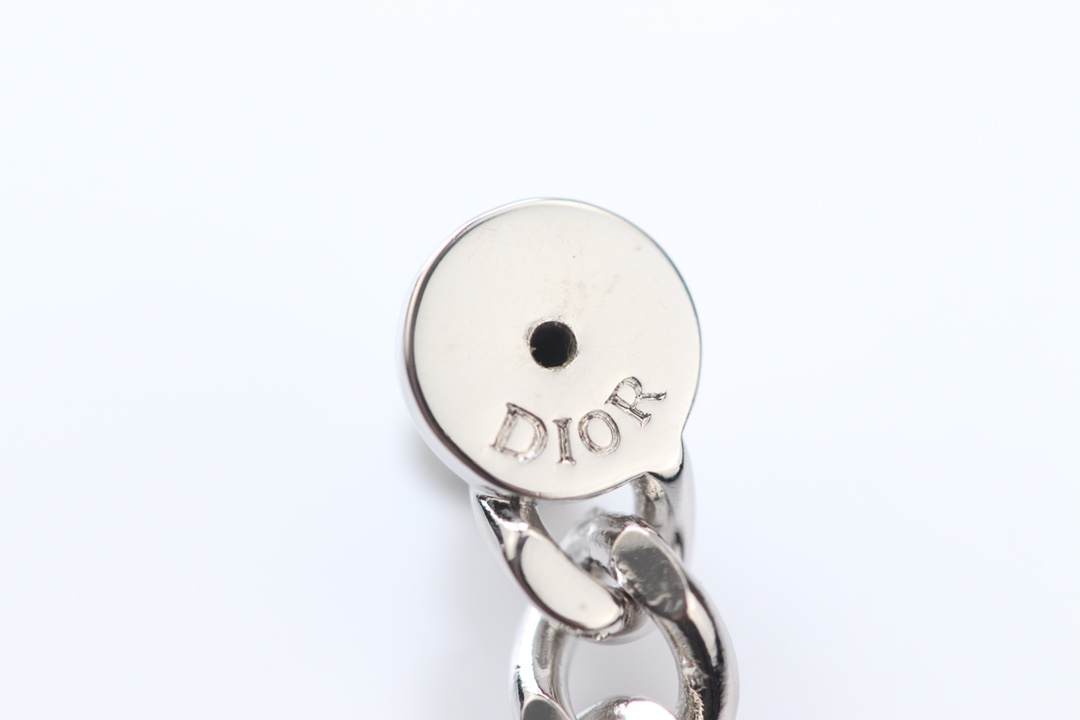 批65
👑dior 迪奥 2020秋冬新品 耳钉 双色 耳钉 耳环
超酷有钱小姐姐最爱
链条拼色设计太帅了
zp定制施华洛银色魅影钻耳环
两种佩戴效果！