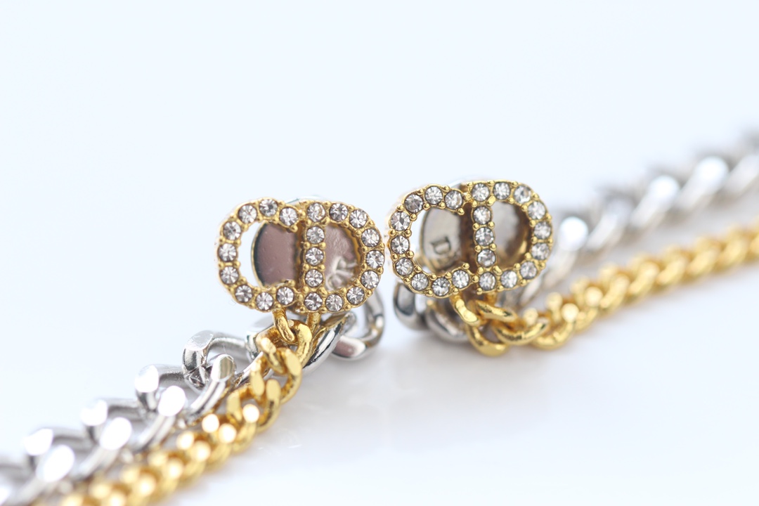 批65
👑dior 迪奥 2020秋冬新品 耳钉 双色 耳钉 耳环
超酷有钱小姐姐最爱
链条拼色设计太帅了
zp定制施华洛银色魅影钻耳环
两种佩戴效果！