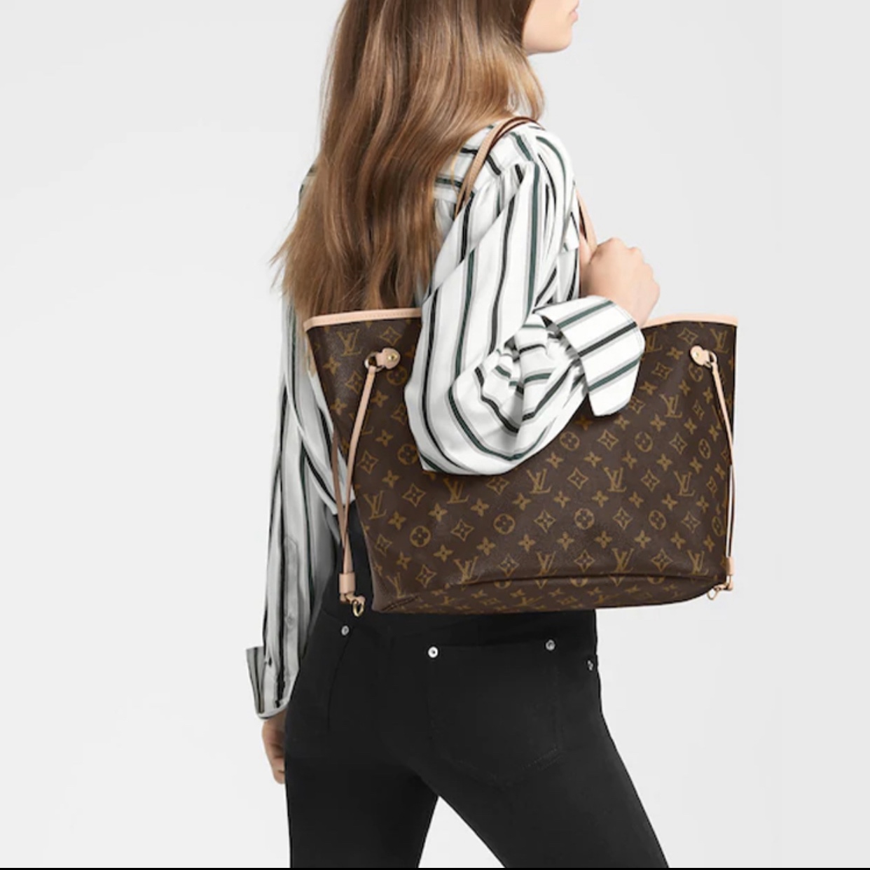 LV Never full中号购物袋💰270 独家高品质.变色皮配料.礼盒装. 女士最喜欢的逛街购物袋.它可以衬托出女士的高雅.气质与品位. 口袋采用亚麻织布内衬. 可脱卸式拉链手包搭配同色系内袋. 天然牛皮饰边- 闪亮的金色金属配件. 规格:32*29*17cm