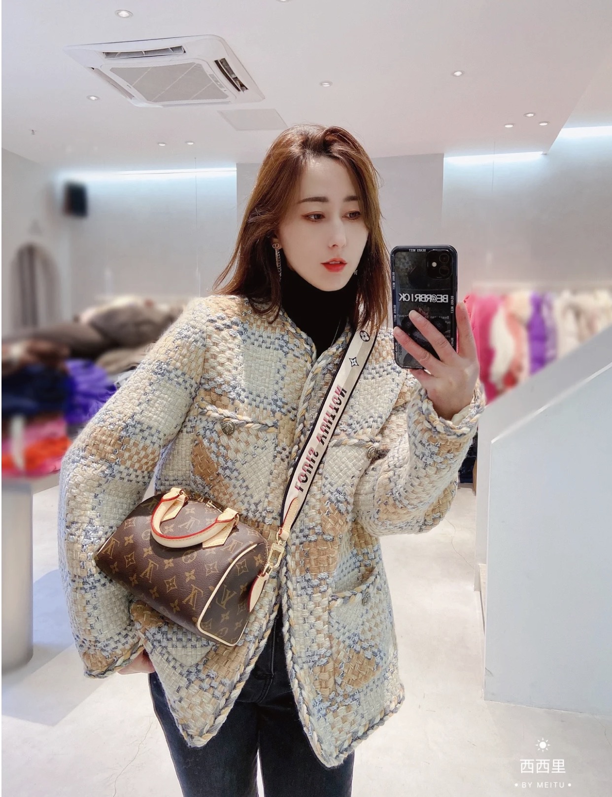 LV新品Speedy枕头包 以标志性 Damier Ebène 帆布制成的.手袋尽显经典的路易威登迷人魅力.该包无论手提.肩背或斜背.都令使用者流露无尽优雅.新颖彩色肩背带更是时尚潮流. 规格: 20*13*12cm