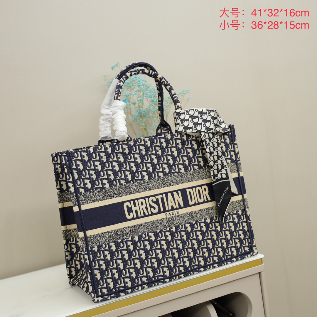 Dior迪奥购物袋 附送丝巾🧣 大号：41*32*16cm 💰210 小号：36*28*15cm💰200 刺绣购物袋.将帅气和优雅两种不同的风格碰撞在一起.融合了新一代女性的时髦与个性.展现女性力量.百搭的程度可以让你惊艳且满意.比起艳光四射的风格.低调帅气街头风更是这个款的最大亮点.
