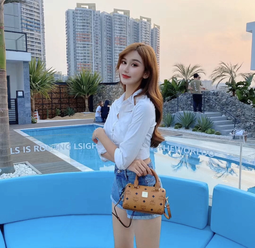 MCM 波士顿枕头包💰210 原单品质/原厂礼盒全套包装. 这款向MCM根植于旅行的理念致敬的波士顿包让人联想起周末旅行包.干净利落的线条.并配有方便开启的加长拉链.做工精细.一丝不苟.顶部提手由手工进行缠绕.针缝和边缘上漆. 规格:18*10*8cm 可放入iPhonexs max等大屏手机.