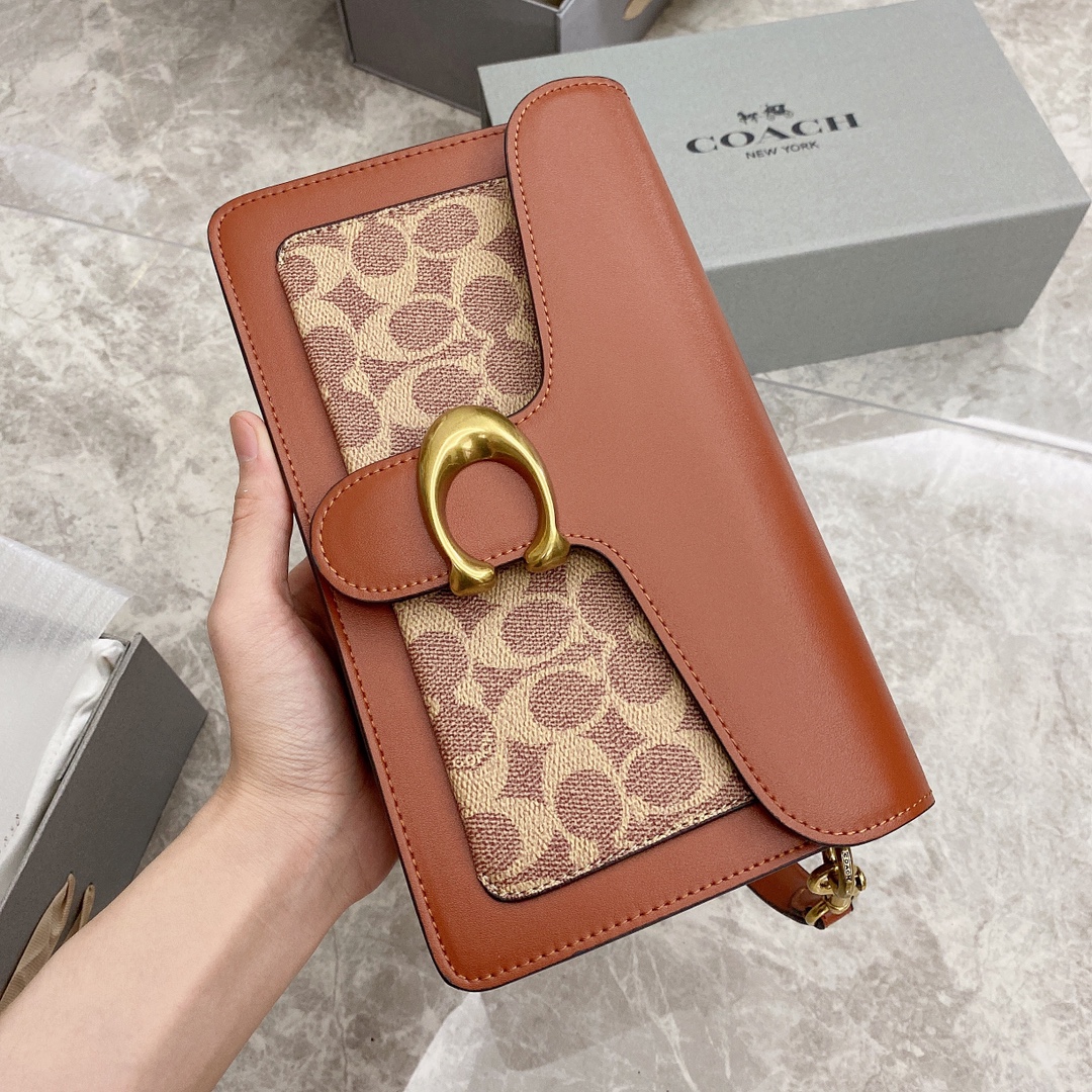 蔻驰Tabby酒神包💰230 让小姐姐第一眼看到就会爱上它.被誉为平价版酒神包的蔻驰Tabby.复古又百搭.很受欢迎.五金扣厚实.整体精致.特别能装.标配一长一短可卸肩带.内部结构分层合理.中间带拉链隔层小袋.把包分成三格.完美尺寸. 规格:25*15*7.5cm 手提单肩斜挎都没问题.