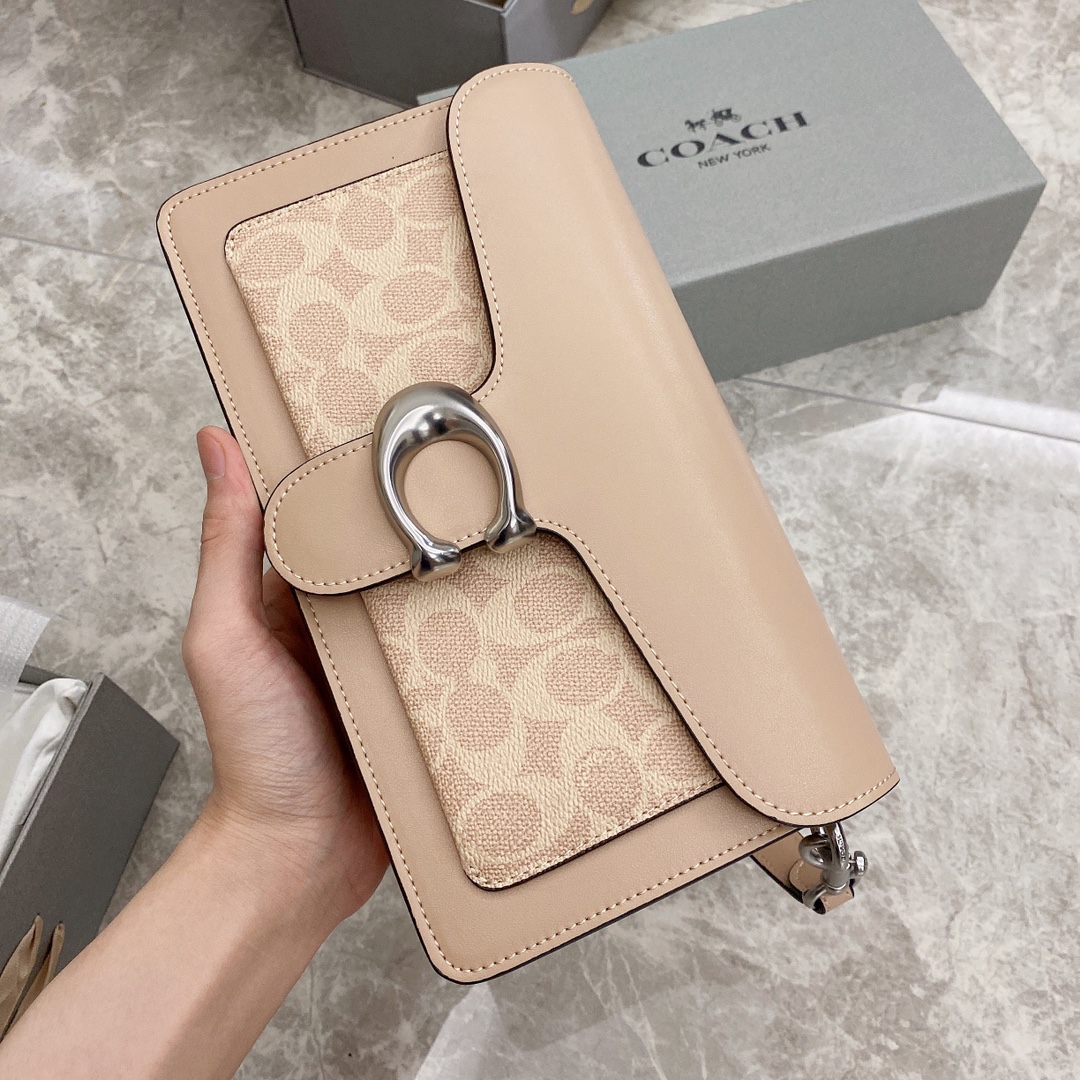 蔻驰Tabby酒神包💰230 让小姐姐第一眼看到就会爱上它.被誉为平价版酒神包的蔻驰Tabby.复古又百搭.很受欢迎.五金扣厚实.整体精致.特别能装.标配一长一短可卸肩带.内部结构分层合理.中间带拉链隔层小袋.把包分成三格.完美尺寸. 规格：25*15*7.5cm 手提单肩斜挎都没问题.