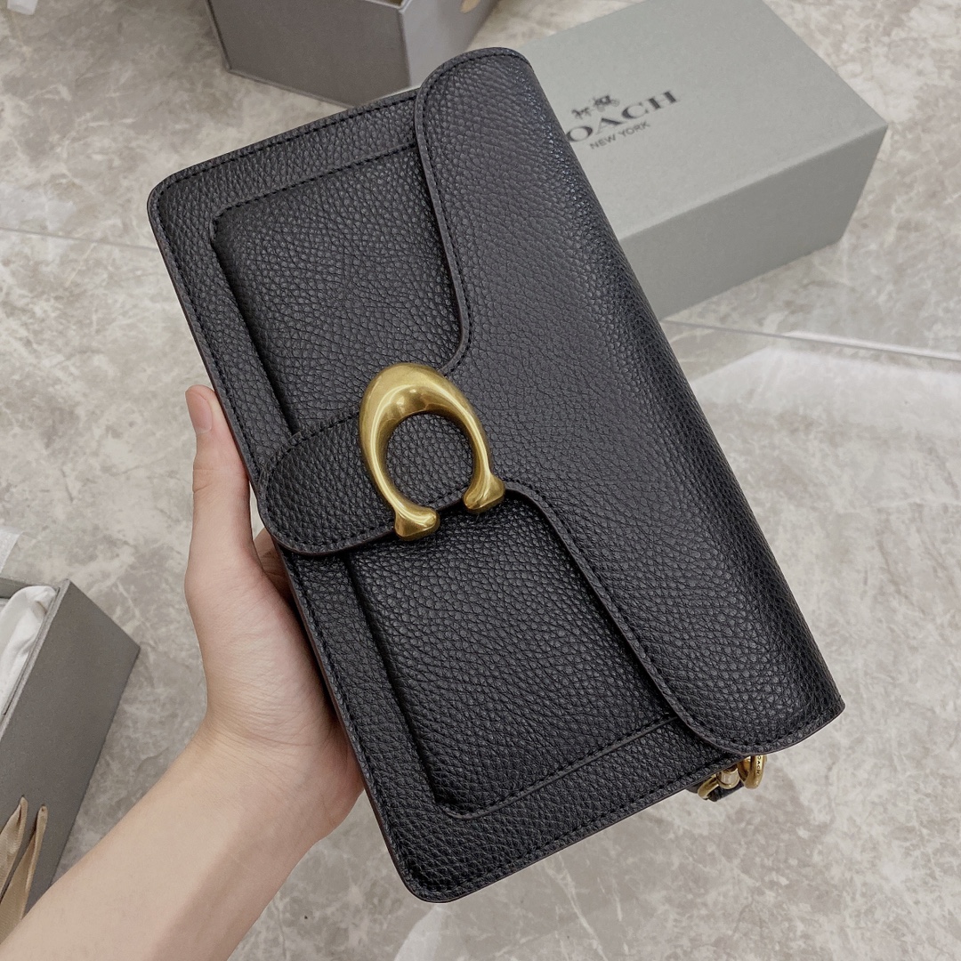 蔻驰Tabby酒神包💰230 让小姐姐第一眼看到就会爱上它.被誉为平价版酒神包的蔻驰Tabby.复古又百搭.很受欢迎.五金扣厚实.整体精致.特别能装.标配一长一短可卸肩带.内部结构分层合理.中间带拉链隔层小袋.把包分成三格.完美尺寸. 规格：25*15*7.5cm 手提单肩斜挎都没问题.