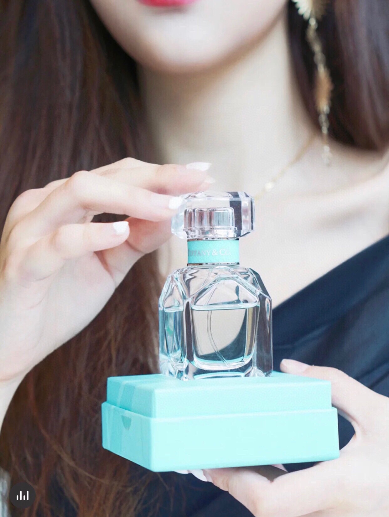 P F 140【专 柜版】
💬香水界·颜值最高版/贵族香/75M L/EDP淡香水
法国T iffany co蒂 芙尼香 水coty合作款钻石瓶

香调：
前调:绿橘
中调:皇家鸢尾花
后调:广藿香和沉香

简介：
香味是受人喜欢的花香调，由清甜的柑橘打开，辅以珍贵的鸢尾花，而后融入一点点耐人寻味的广藿香和麝香。整个味道很舒服,不会甜的过腻,也不会被广藿香和麝香弄的头晕。原料的选择简单而有质感,一如它的品牌理念

微博有个妹子这样形容这款香 水，喜爱到空气里都想无时无刻能闻到它,以至于近几天晚上睡觉时,都会喷一点在手腕间,空气中是苦橙花的甘甜气息,脑袋里的小剧场就开始想象波托菲诺的海湾、押光光、绿树、鲜花。之前使用精油时,喜欢的就是橙花。细致甜蜜的橘子香,却又比橘子香更深沉复杂。