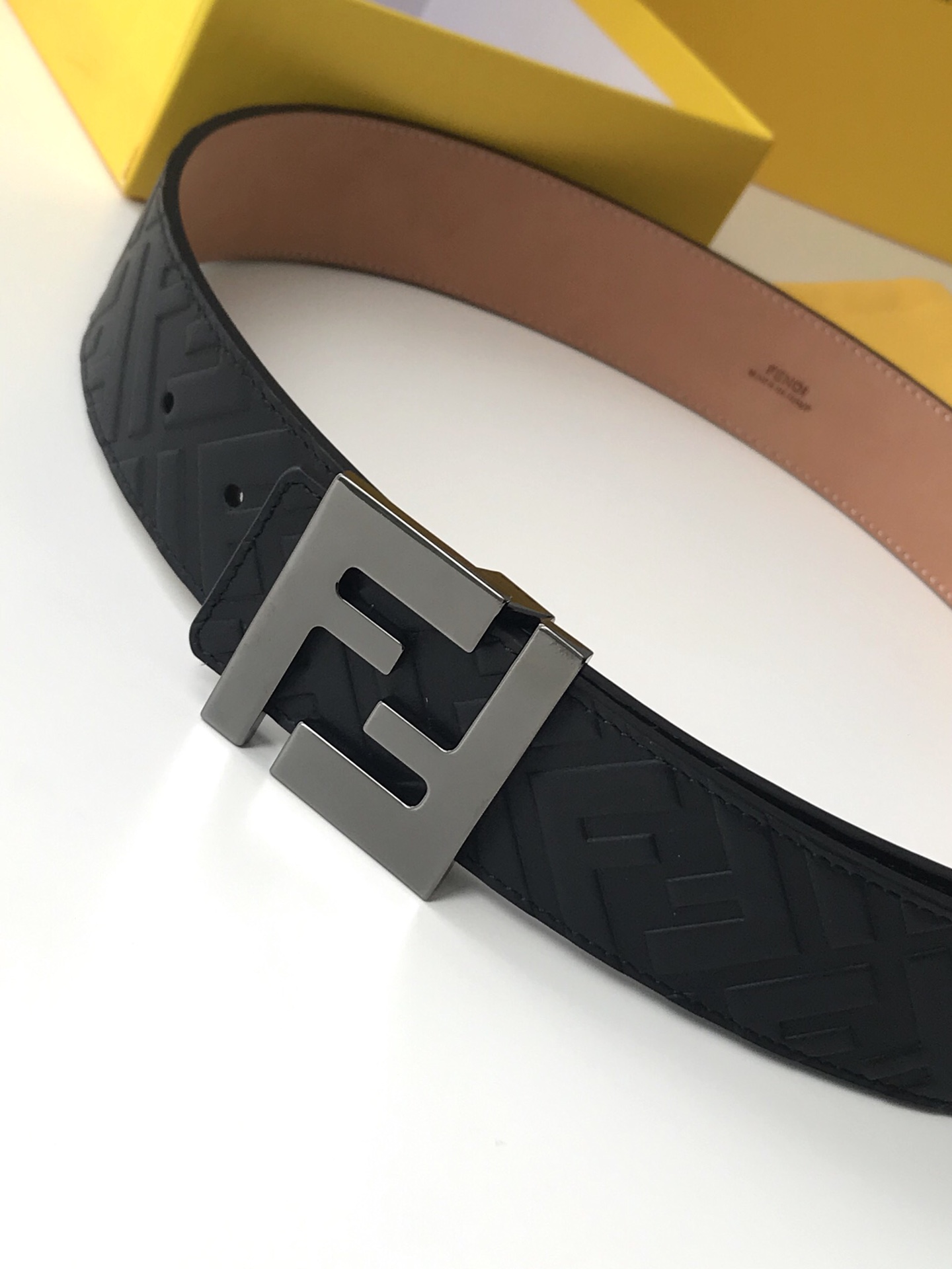 Fendi 五金做工精细 线条流畅 表面光滑 𝐙𝐏电镀工艺 香港通关【𝐇𝐀𝐀𝐒】 进口皮料