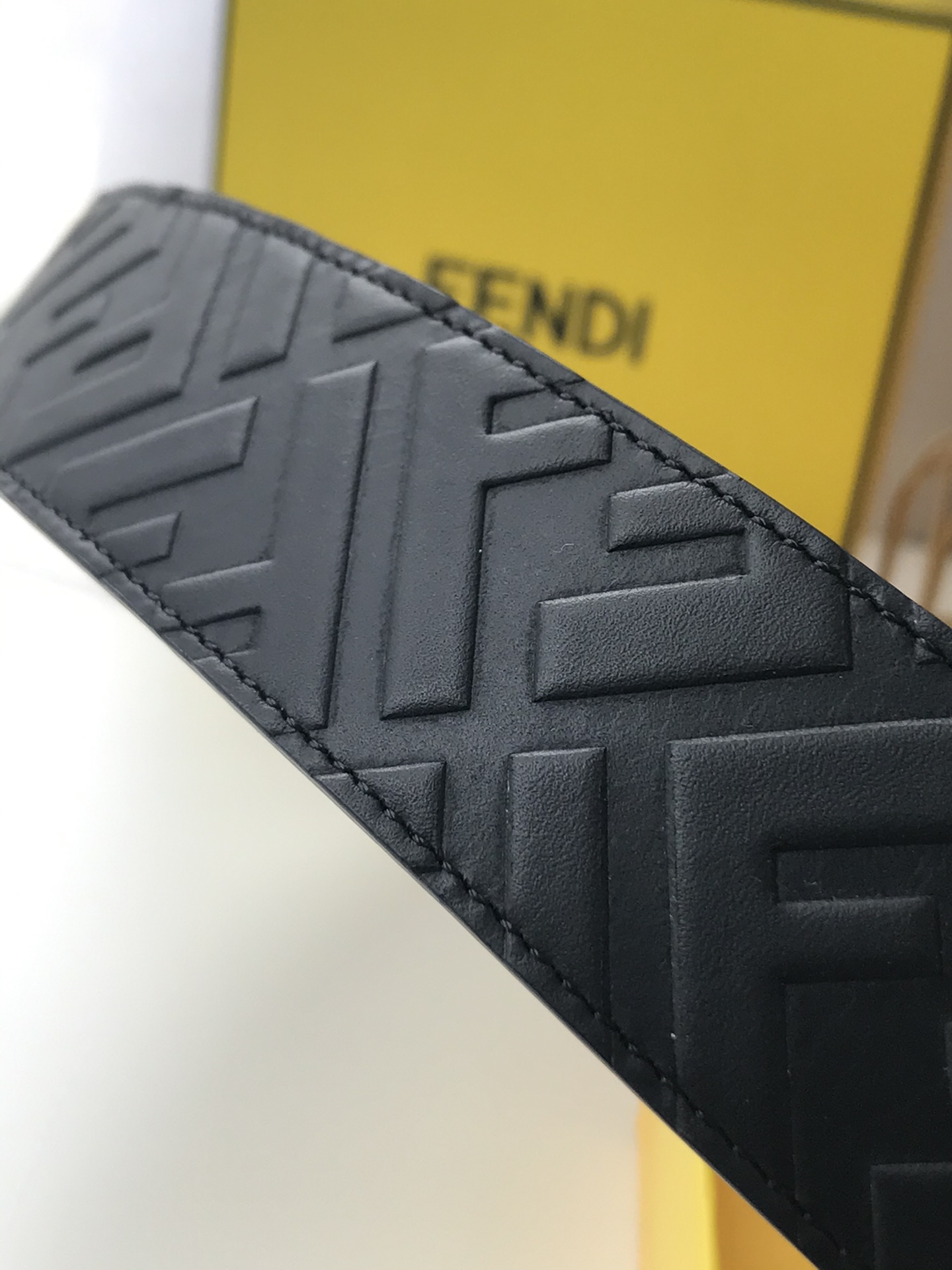 Fendi 五金做工精细 线条流畅 表面光滑 𝐙𝐏电镀工艺 香港通关【𝐇𝐀𝐀𝐒】 进口皮料
