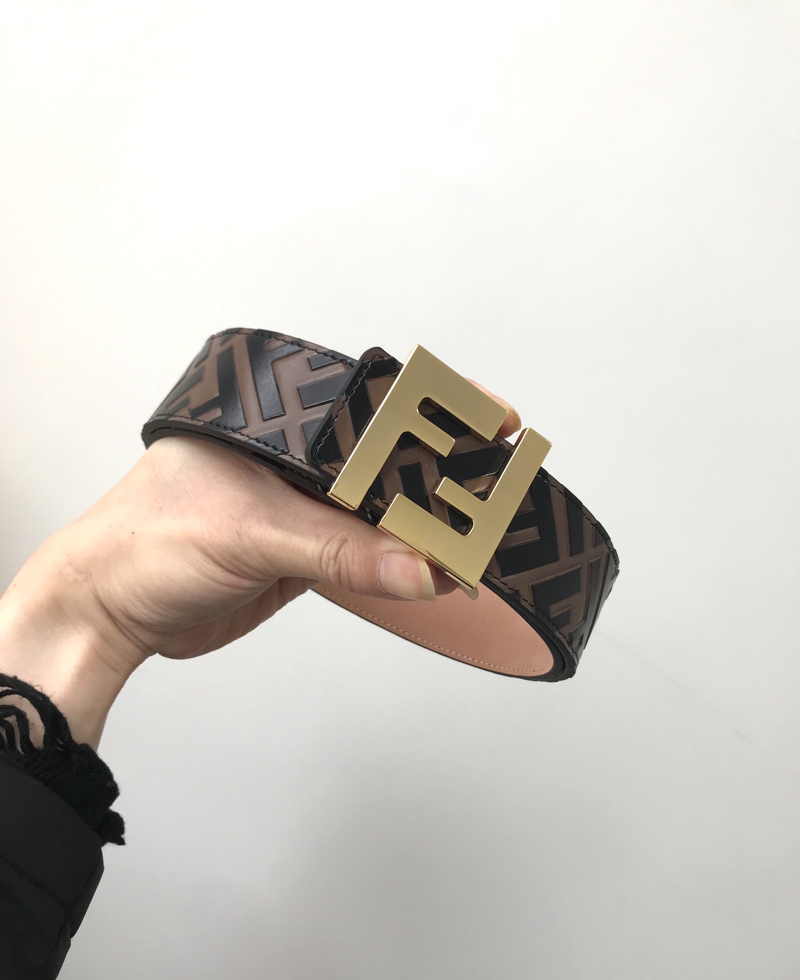 Fendi 五金做工精细 线条流畅 表面光滑 𝐙𝐏电镀工艺 香港通关【𝐇𝐀𝐀𝐒】 进口皮料