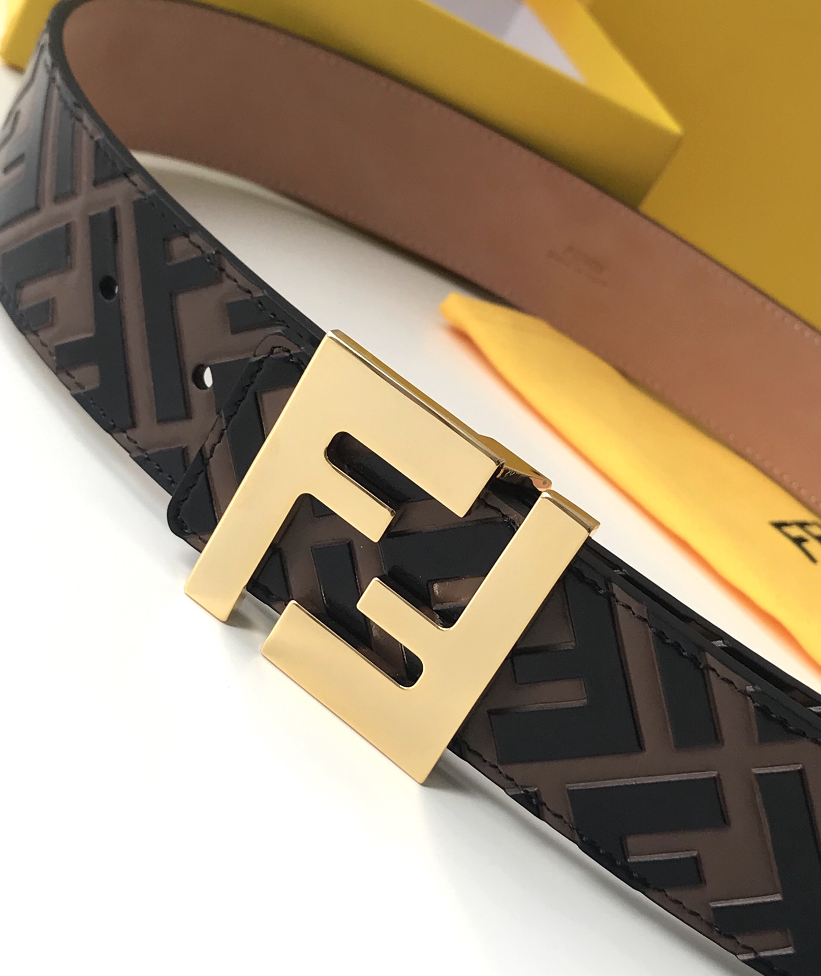 Fendi 五金做工精细 线条流畅 表面光滑 𝐙𝐏电镀工艺 香港通关【𝐇𝐀𝐀𝐒】 进口皮料