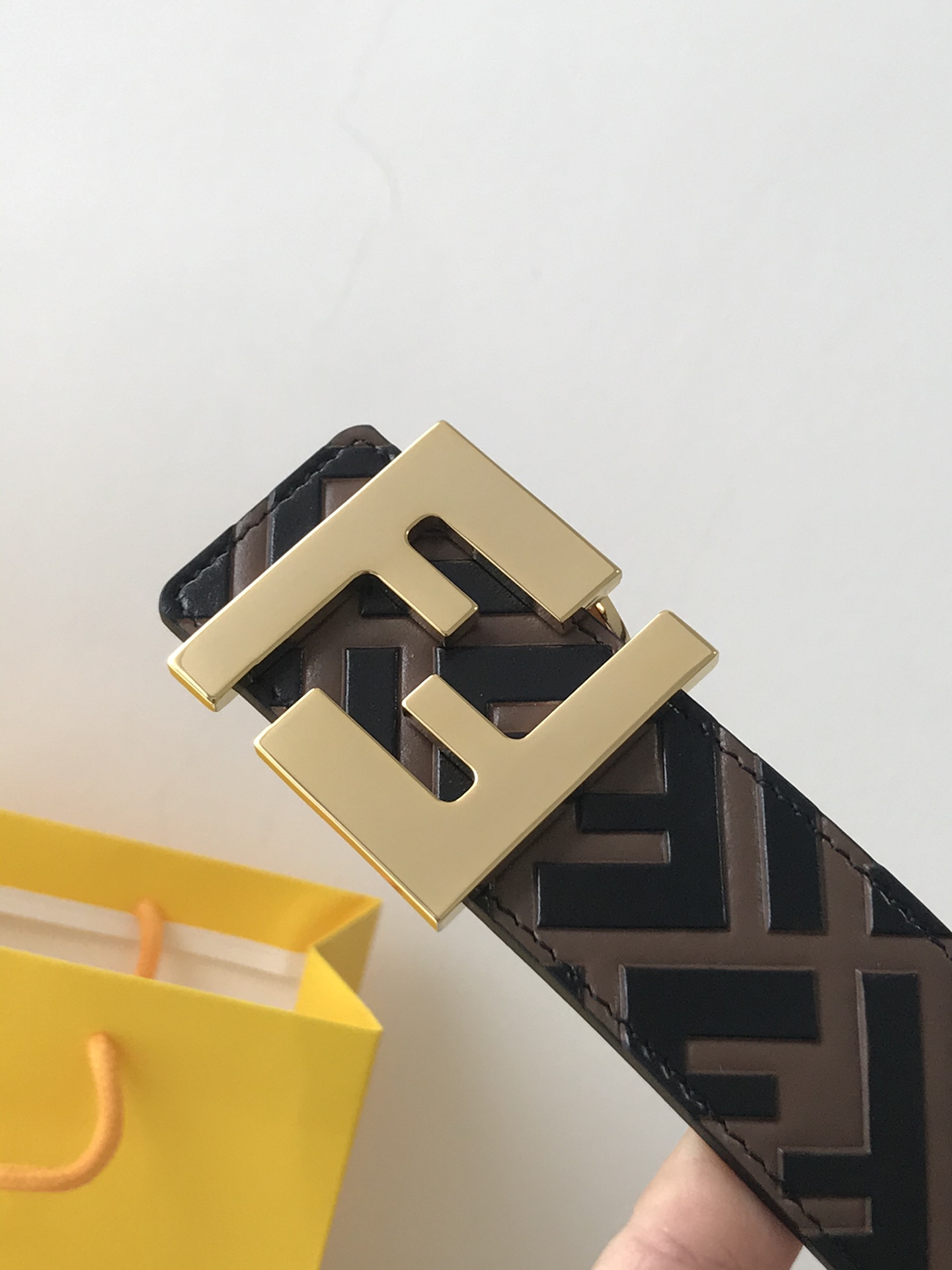 Fendi 五金做工精细 线条流畅 表面光滑 𝐙𝐏电镀工艺 香港通关【𝐇𝐀𝐀𝐒】 进口皮料
