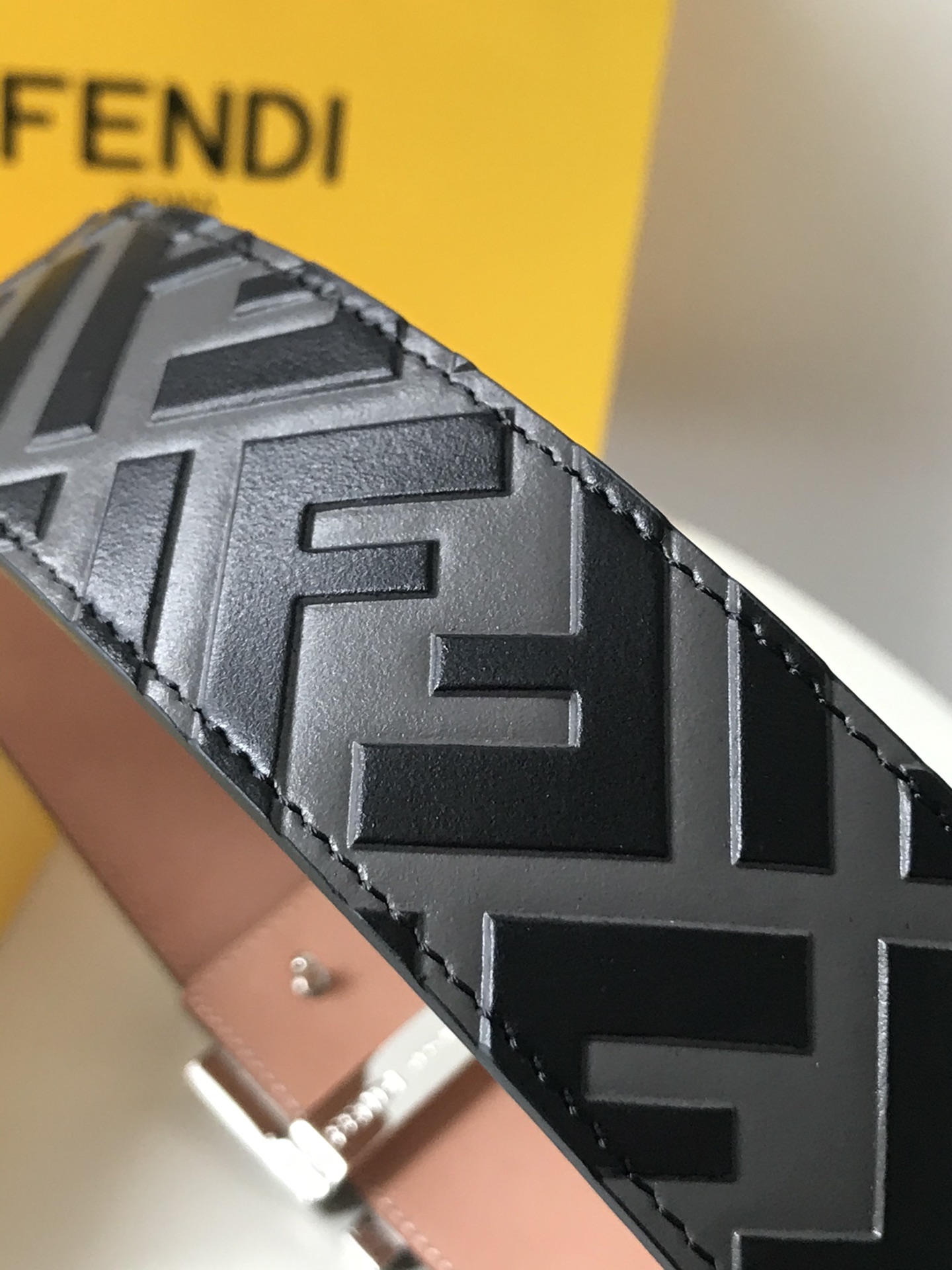 Fendi 五金做工精细 线条流畅 表面光滑 𝐙𝐏电镀工艺 香港通关【𝐇𝐀𝐀𝐒】 进口皮料