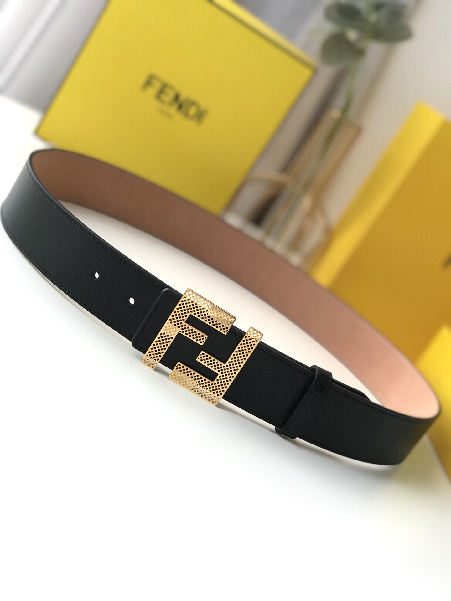 Fendi 五金做工精细 线条流畅 表面光滑 𝐙𝐏电镀工艺 香港通关【𝐇𝐀𝐀𝐒】 进口皮料