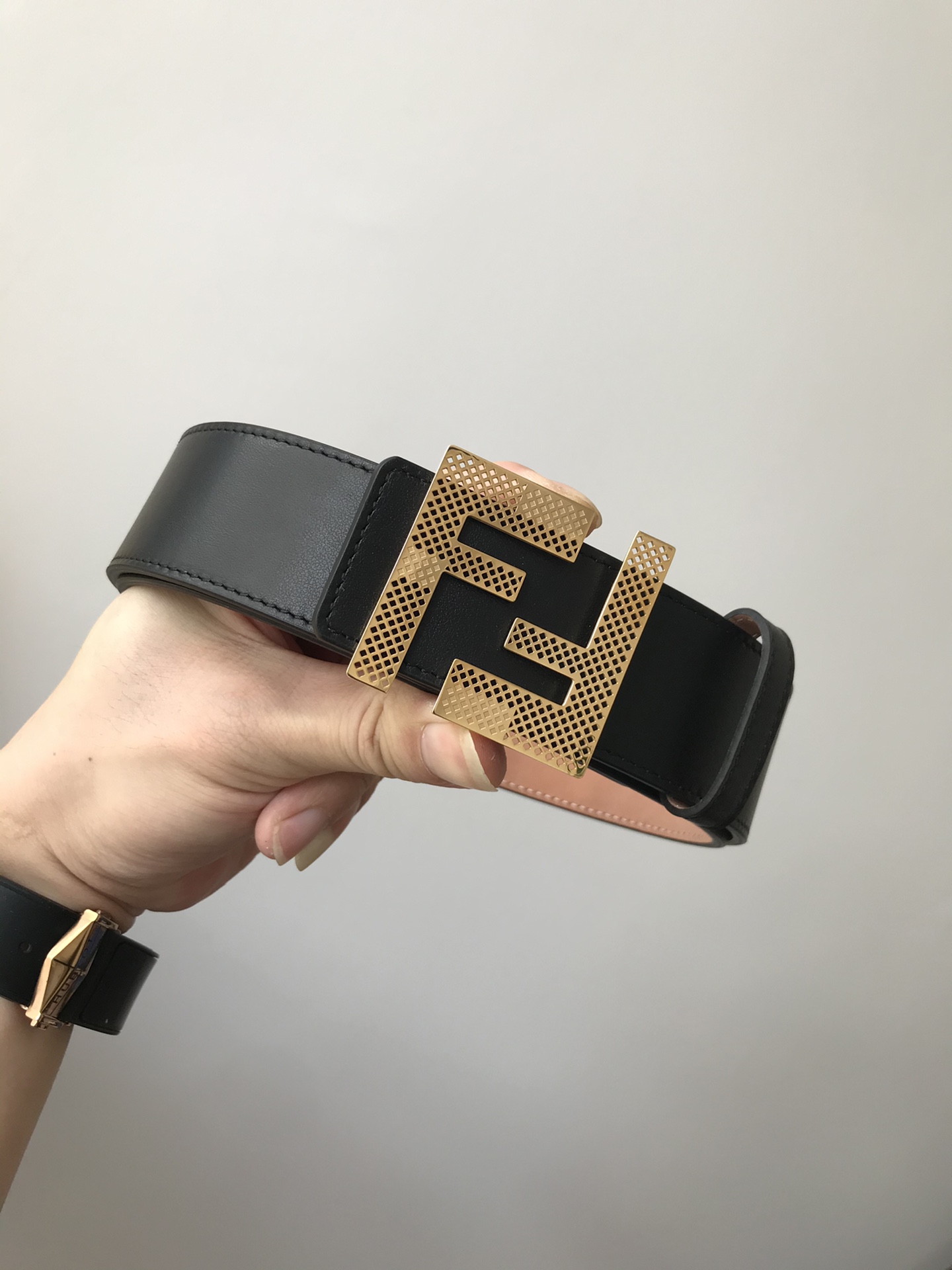 Fendi 五金做工精细 线条流畅 表面光滑 𝐙𝐏电镀工艺 香港通关【𝐇𝐀𝐀𝐒】 进口皮料