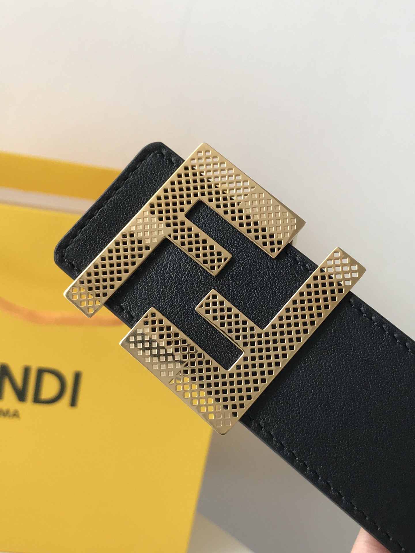 Fendi 五金做工精细 线条流畅 表面光滑 𝐙𝐏电镀工艺 香港通关【𝐇𝐀𝐀𝐒】 进口皮料