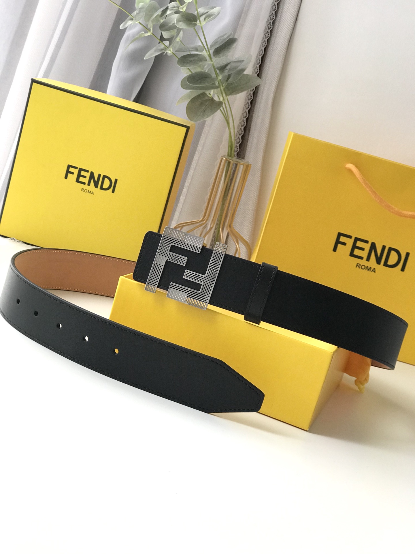 Fendi 五金做工精细 线条流畅 表面光滑 𝐙𝐏电镀工艺 香港通关【𝐇𝐀𝐀𝐒】 进口皮料