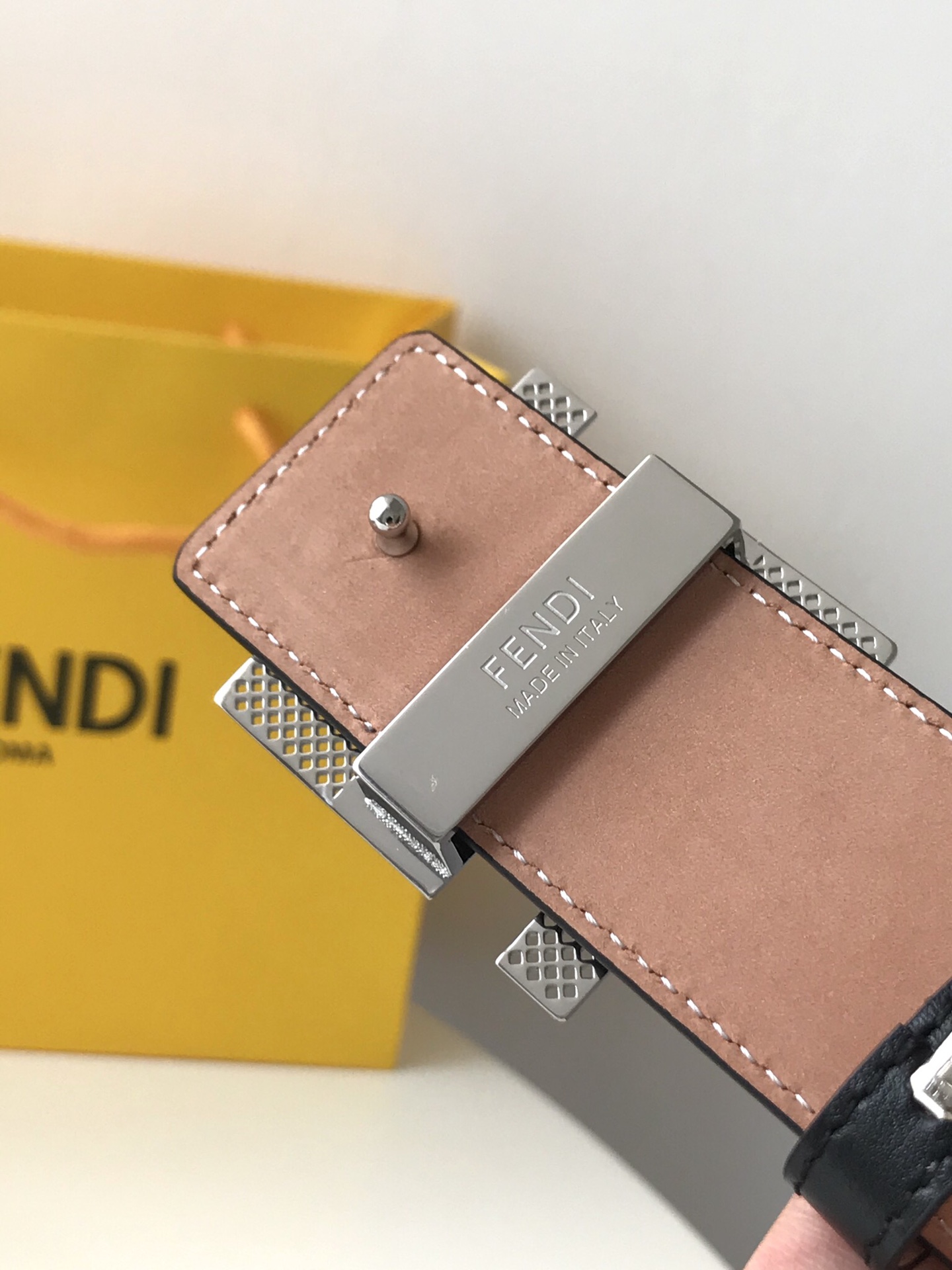 Fendi 五金做工精细 线条流畅 表面光滑 𝐙𝐏电镀工艺 香港通关【𝐇𝐀𝐀𝐒】 进口皮料