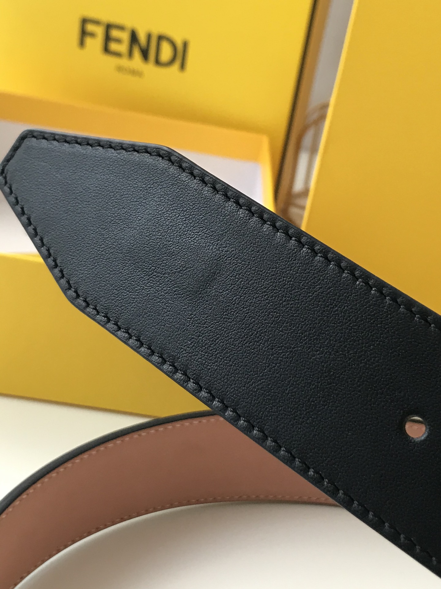 Fendi 五金做工精细 线条流畅 表面光滑 𝐙𝐏电镀工艺 香港通关【𝐇𝐀𝐀𝐒】 进口皮料