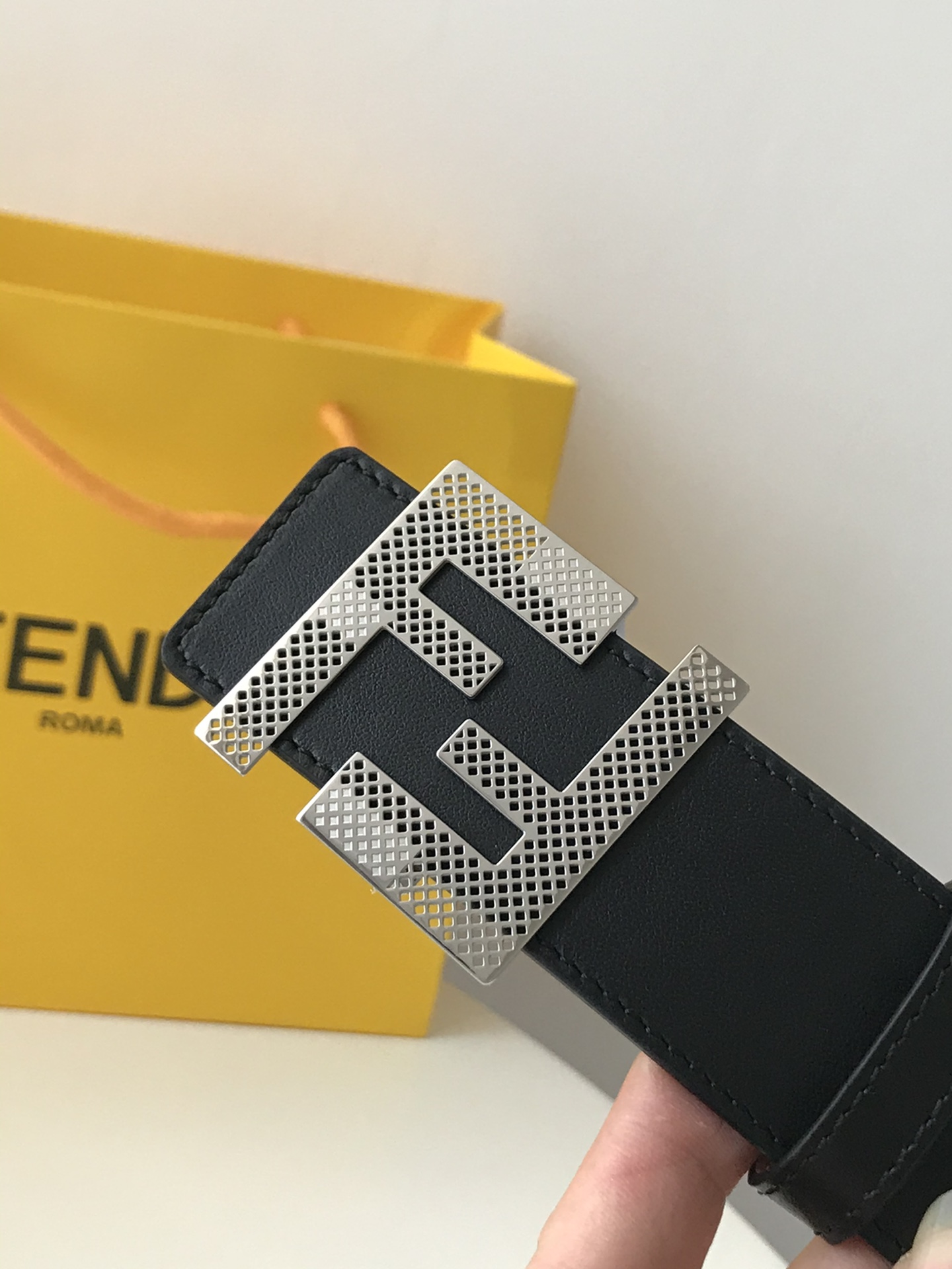 Fendi 五金做工精细 线条流畅 表面光滑 𝐙𝐏电镀工艺 香港通关【𝐇𝐀𝐀𝐒】 进口皮料