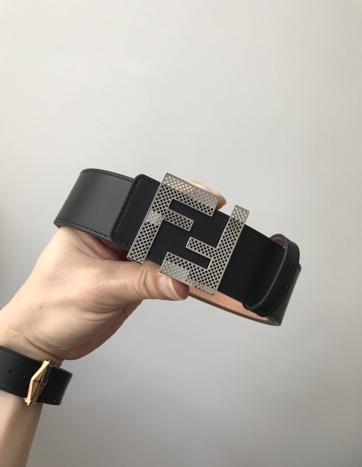 Fendi 五金做工精细 线条流畅 表面光滑 𝐙𝐏电镀工艺 香港通关【𝐇𝐀𝐀𝐒】 进口皮料