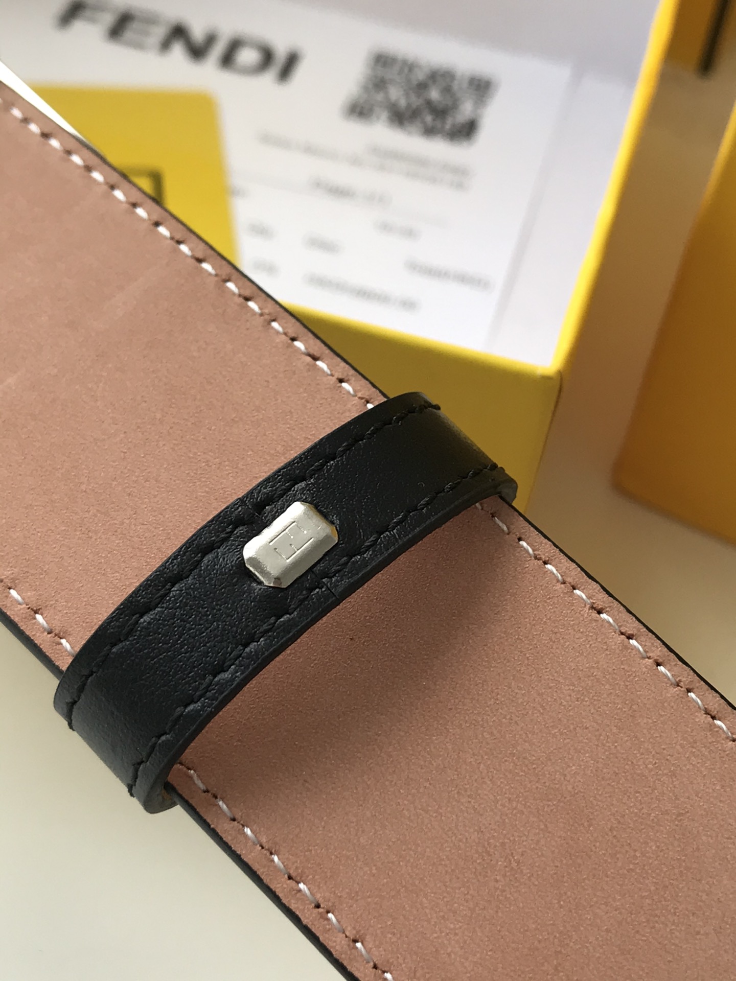 Fendi 五金做工精细 线条流畅 表面光滑 𝐙𝐏电镀工艺 香港通关【𝐇𝐀𝐀𝐒】 进口皮料