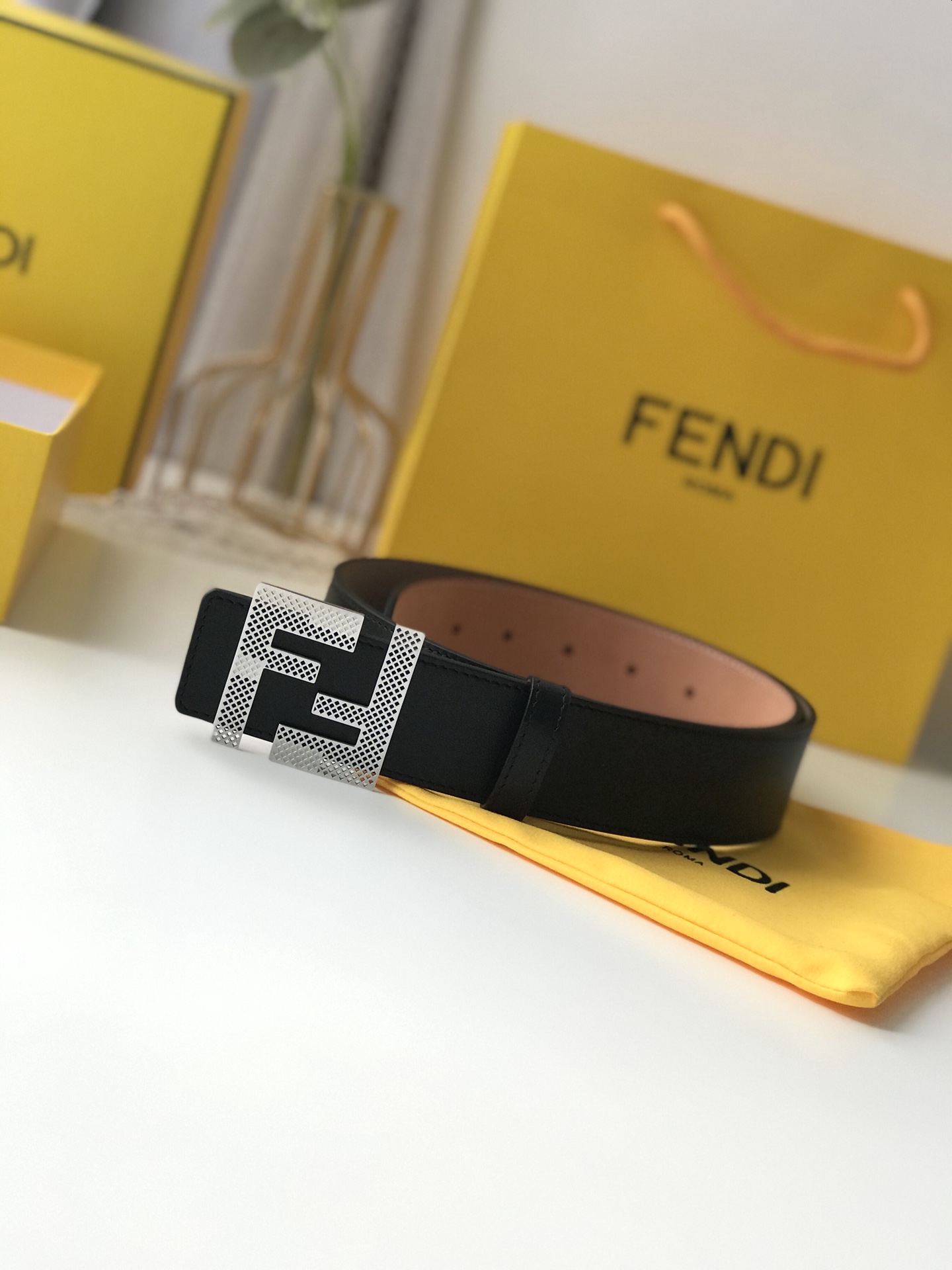 Fendi 五金做工精细 线条流畅 表面光滑 𝐙𝐏电镀工艺 香港通关【𝐇𝐀𝐀𝐒】 进口皮料