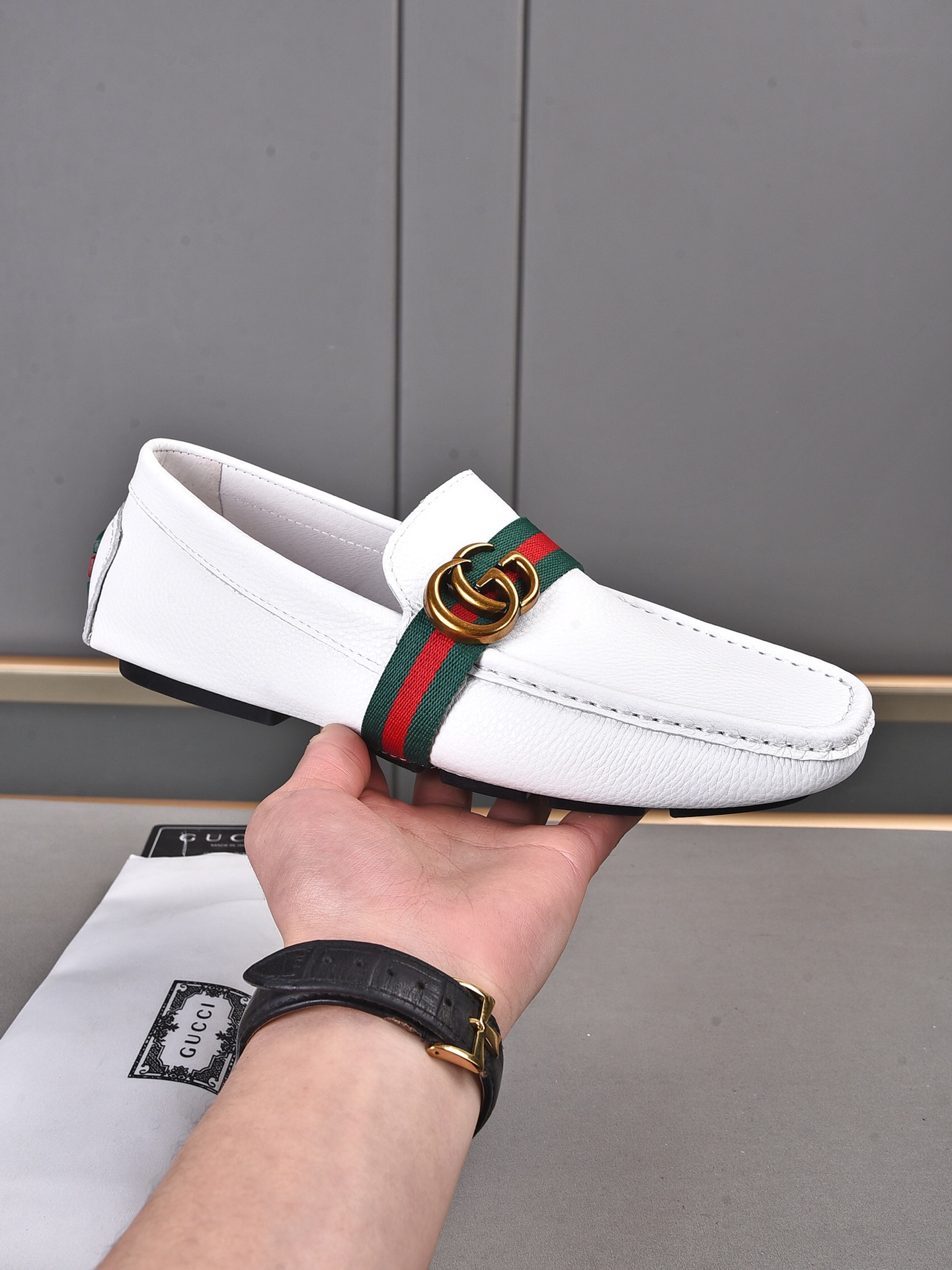 NO:284531,PP [Real leather beanie shoes - already available for large goods] Real-life shot full leather beanie shoes Gucci new beanie shoes Belgian designer Martin Margiela serves as Gucci shoes designer, full of charming luxury style gentleman shoes imported beef head leather; inner spring sweat-absorbing leather lining. Outsole brand outsole, bottom last line never degummed; matched with classic Gucci exquisite hardware buckle pair shoes fashionable and casual without losing high-end style; Standard 38-44 (45 46 47 can be customized) black, white, gucci19860909PP【真皮豆豆鞋-已备大货】实拍全皮爆卖豆豆鞋古驰新款豆豆鞋比利时籍设计师Martin Margiela出任古奇鞋履设计师 魅力十足 奢华风格绅士鞋 面进口牛头层皮；内里春季吸汗皮里 .大底品牌大底,底部套楦车线永不脱胶； 搭上经典古驰精致五金扣整对鞋时尚休闲而不失高端风范；标准38-44（45 46 47可订做）黑色、白色,,gucci,Men's shoes