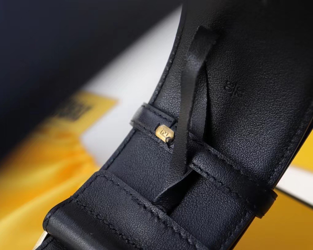 Fendi 五金做工精细 线条流畅 表面光滑 𝐙𝐏电镀工艺 香港通关【𝐇𝐀𝐀𝐒】 进口皮料