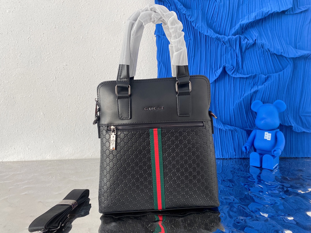 K0  Gucci 古奇   GG压花牛皮手提包 男士休闲公文包 采用精湛镶嵌细工，经典百搭 实物拍摄 原厂原版面料 配送小票防尘袋 32 x 28 cm。