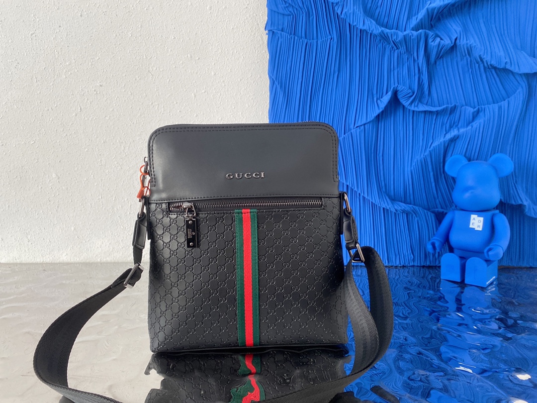 J5  Gucci 古奇   GG压花牛皮单肩包 男士休闲斜挎包 采用精湛镶嵌细工，经典百搭 实物拍摄 原厂原版面料 配送小票防尘袋 24 x 29 cm。