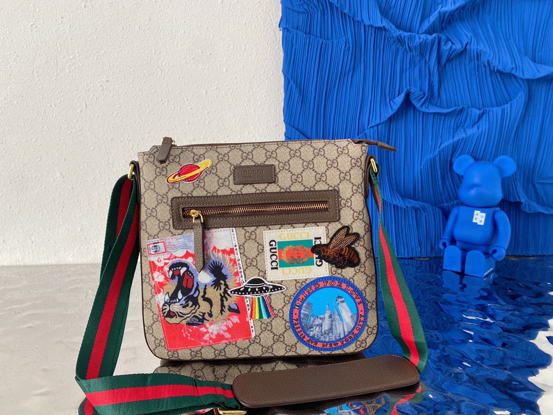 J5  Gucci 古奇   GG Su刺绣邮差包 单肩斜挎包 男士背包 经典Logo搭配原厂工艺材质 休闲百搭 采用精湛镶嵌细工，实物拍摄 原厂原版面料 配送小票防尘袋 29 x 27 cm。