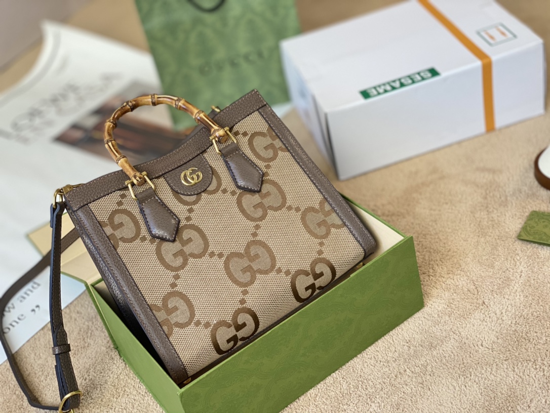 K0 原版布大号 Gucci 酷奇大logo系列竹节手提GucciDiana购物袋最新系列，这个款复古韵味特别浓，上身效果也超赞，主要以精致特别的五金来提升整体质感 大号26*23cm