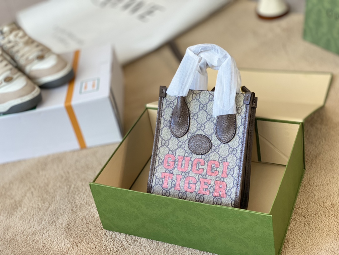 J5 配全套专柜绿色包装 中国新年系列迷你托特包为庆祝虎年新年的到来，Gucci对GG Su隐藏 详细信息 米色和乌木色GG Su棕色皮革细节 棉麻衬里 16*20Cm 互扣式双G椭圆形皮革标牌