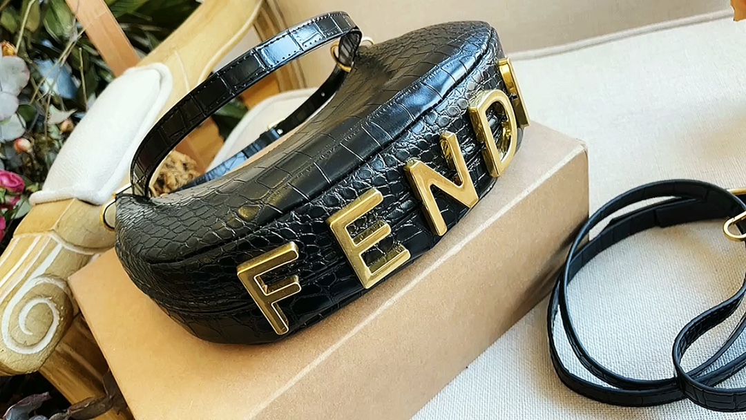 J5 Logo字母腋下包 月牙包 搭配两款肩带 可斜挎