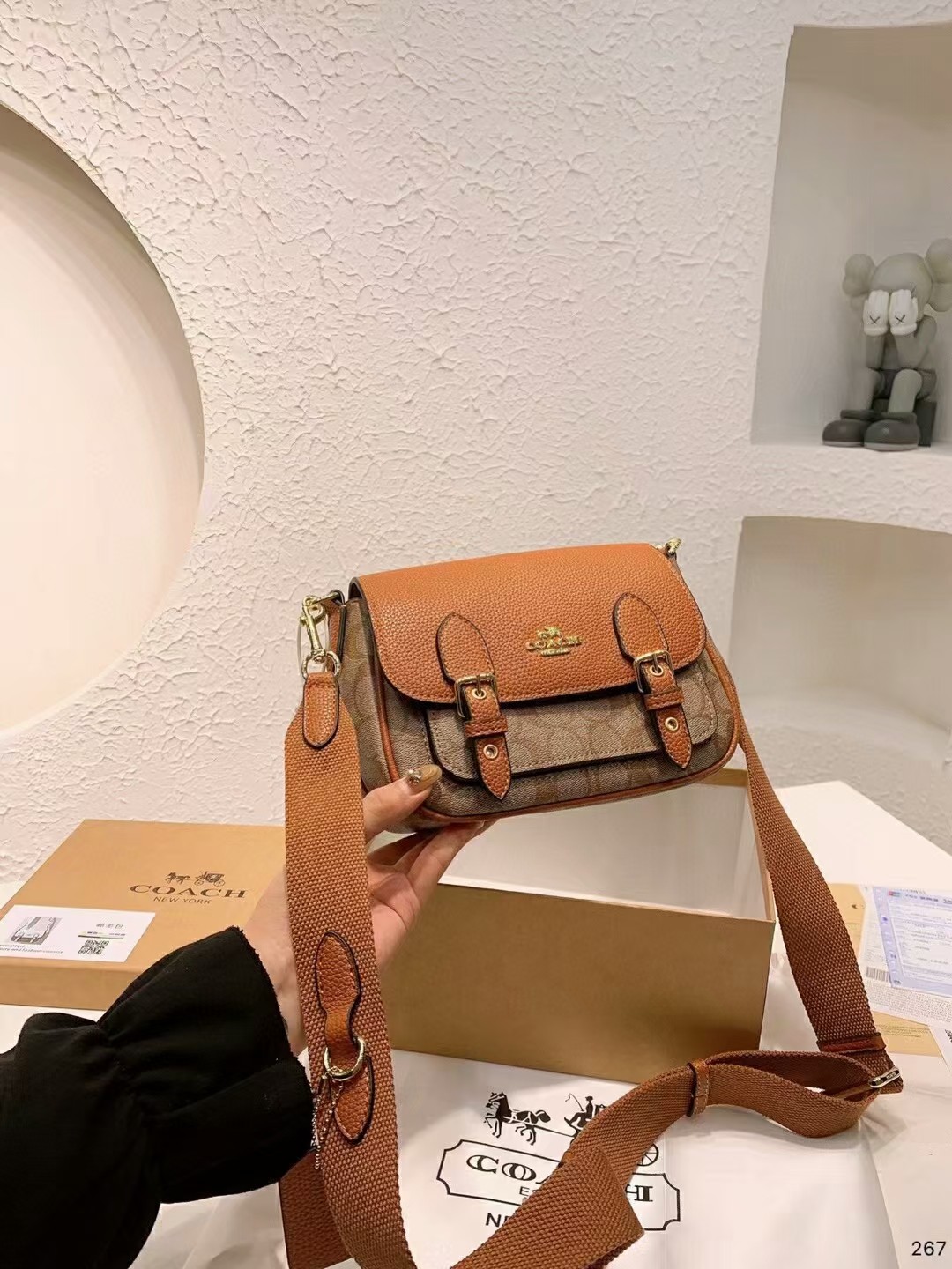J5 Lucy邮差包 所以要给大家安利@ Coach蔻驰的这款 Mini Cashin ote设计灵感源自 Coach在60年代问世的 Cashin Carry 传承了精湛的工艺和不过时的复古质感,经典又不失可爱 主要是这款真的超高性价比,2k+到手,可以当很 多一线大牌,比如FEND,LV,  Celine 赛琳 的类似款平替 尺寸22 16cm