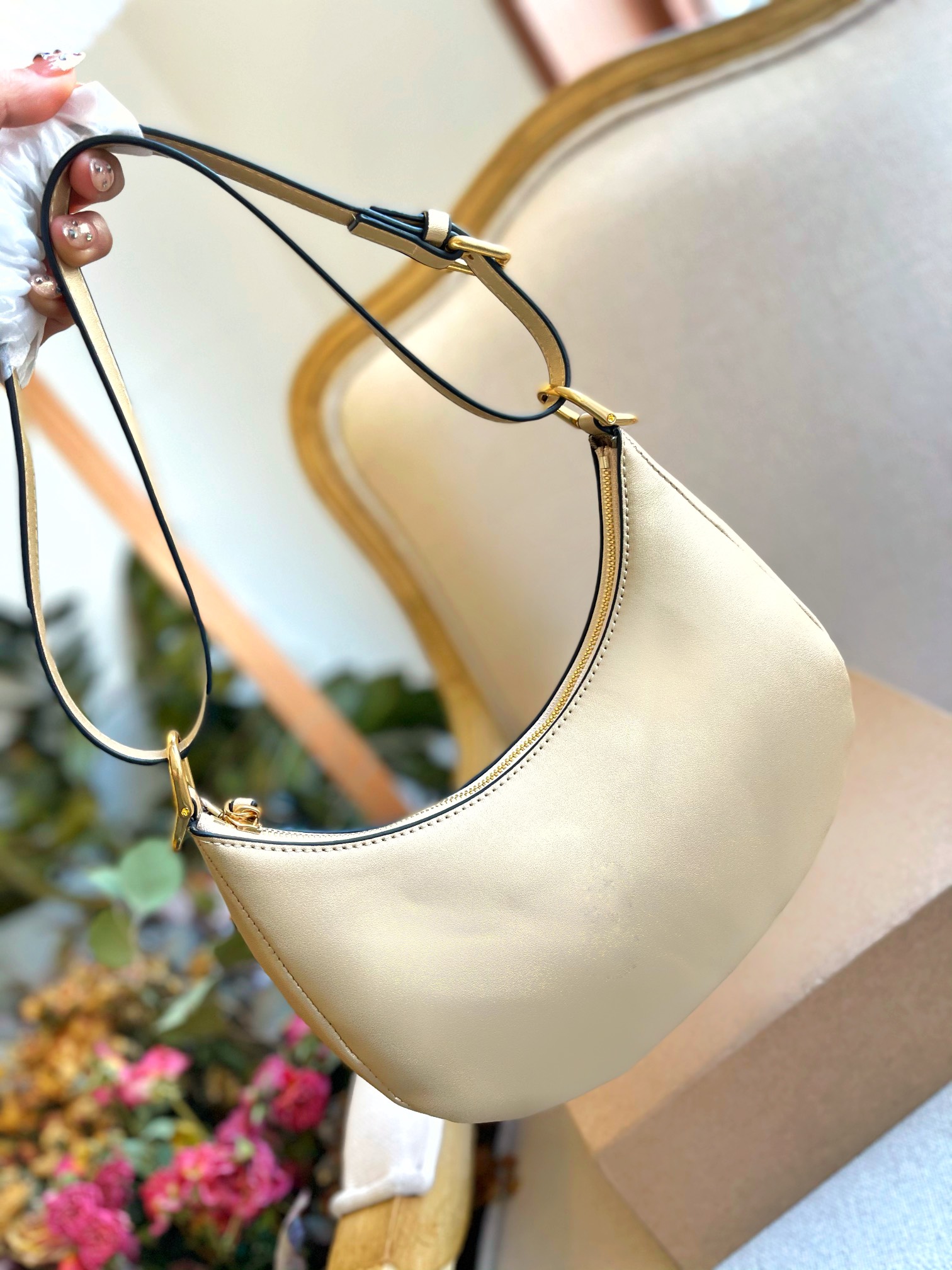 J5 “CLINE AVA 腋下包Lisa同款复刻”最近发现 复古的老花风潮 持续升温Lisa作为赛琳亚洲唯一代言人老花马鞍包尺寸 24 13cm  老花腋下包的出镜率都很高 Celine 赛琳  老花复古腋下包豌豆包 高级感超强