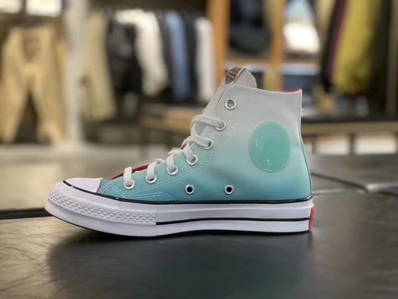 G0 匡威2022生威虎年联名限定款出货啦Converse 1970s 一年一度的生肖联名款、每年都给匡威迷们带来不断的惊喜虎年更是带来梦幻般的视觉盛宴：翡翠般的渐变色彩加上印有虎纹图案的全透明大底，扎实的渐变鞋带头、立体透明玉石般的侧面圆圈标、带有新虎年特有的鞋垫印花设计，满满细节的“玉虎”联名赶紧抢先入脚吧码35-44（36.5 37.5 39.5 41.5 42.5）