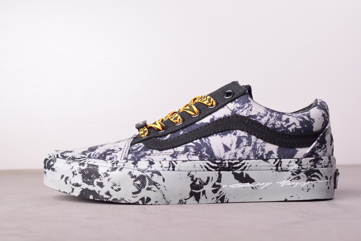 G0 虎年限定联名款来啦 VANS OLD SKOOL 限定泼墨虎VANS 会员之家专属限定鞋款，择取灰黑水墨印花铺满鞋面，主题“STAY HUNGRY”印刻大底包边，细节满满