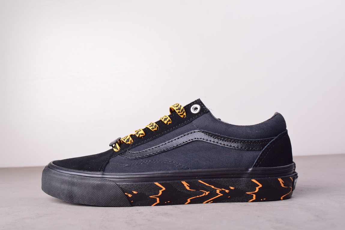 G0 虎年限定联名款来啦 VANS OLD SKOOL 黑小虎整双鞋以百搭的黑色为主色调，黄色点缀，黑黄相间的纹路，诠释了老虎皮毛的视觉感，中底侧面两只脚纹理不同，鞋底采用水晶大底，与中底各不相同，整双鞋低调中透露出一种霸气，如同蛰伏的“饿虎”