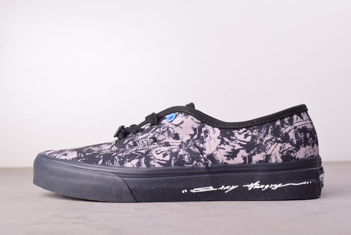 G0 虎年限定联名款来啦 VANS Authentic 泼墨虎Authentic 将《Stay Hungry XVII》作为鞋款主题，将作品中意象的水墨形象嵌入整双鞋款，以陈英杰标志性的涂鸦泼墨笔触将艺术家个人风格与 Vans 鞋款相结合呈现“虎年”气息。