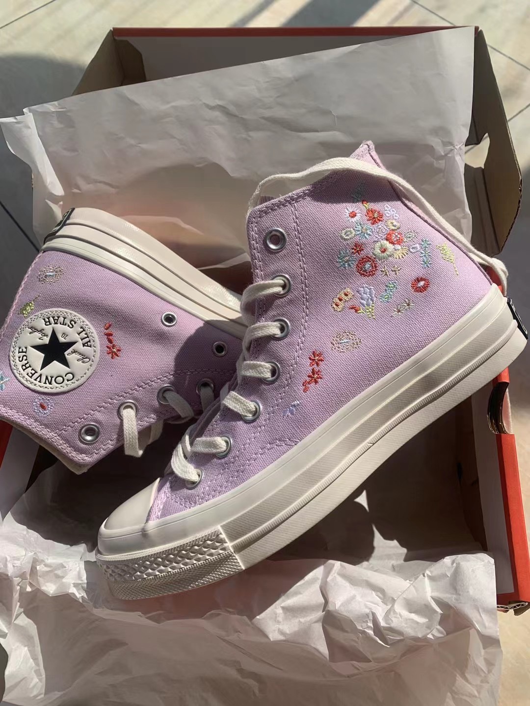 G0 春暖花开 Converse 22s刺绣小花来咯两款分别采用淡淡的紫色与经典的黑色 鞋身点缀刺绣小花 简直是把春天绣在了脚上 浓浓的春日气息～35-40（36.5 37.5 39.5）