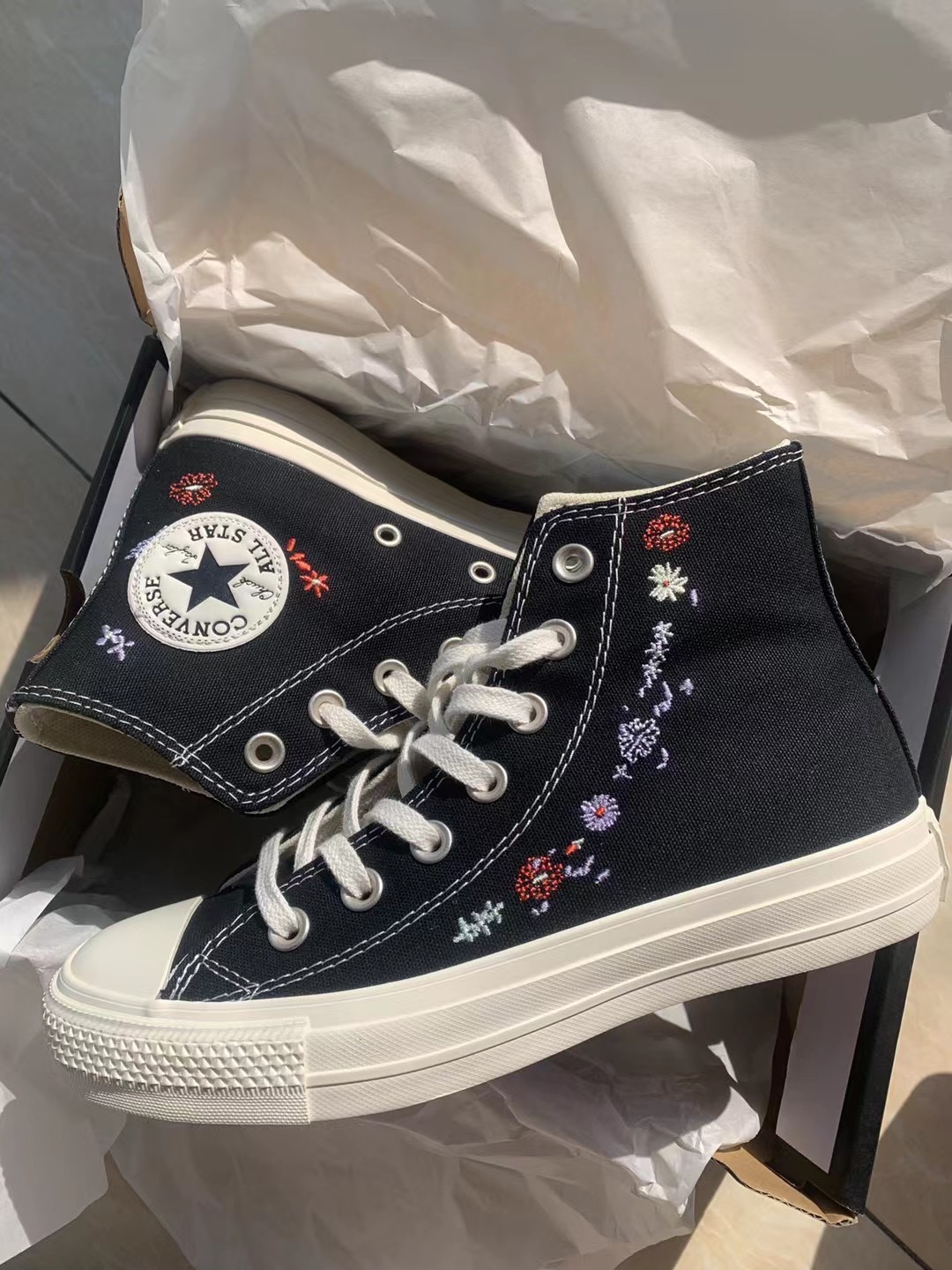 G0 春暖花开 Converse 22s刺绣小花来咯两款分别采用淡淡的紫色与经典的黑色 鞋身点缀刺绣小花 简直是把春天绣在了脚上 浓浓的春日气息～35-40（36.5 37.5 39.5）