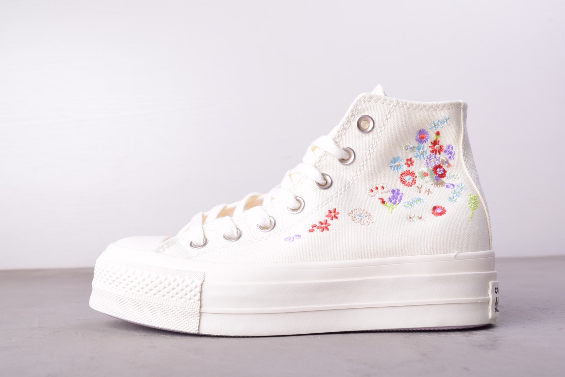 G0 Converse 春暖花开 暖fufu的2022最新刺绣款匡威厚底增高鞋奶白奶白的 很温柔的色系把春天绣在了鞋子上 真的太棒了增高3cm 还很轻的增高厚底鞋