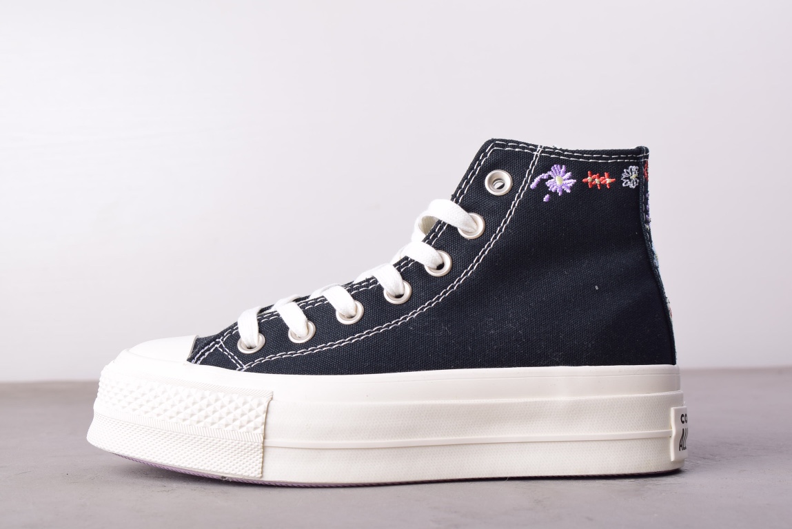 G0 Converse 春暖花开 暖fufu的2022最新刺绣款匡威厚底增高鞋奶白奶白的 很温柔的色系把春天绣在了鞋子上 真的太棒了增高3cm 还很轻的增高厚底鞋