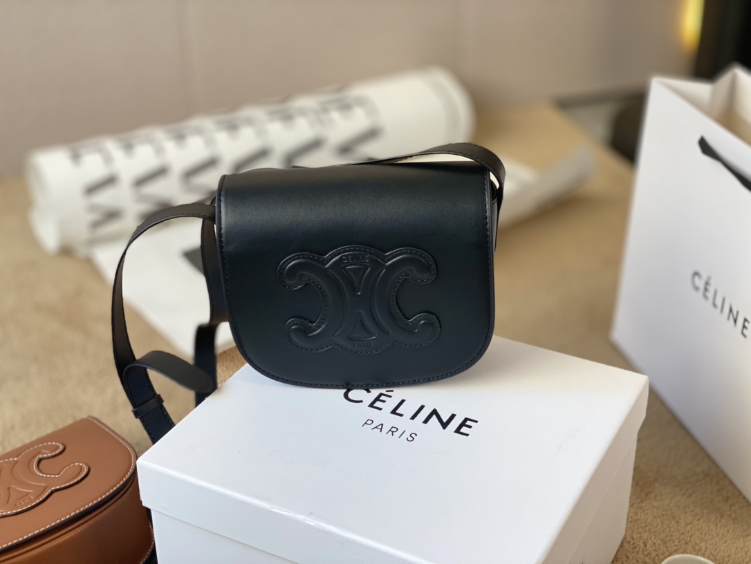 J0 藏不住了买了多年的 Celine 赛琳 小马鞍被复刻了 依旧延续经典的颜色 不用说肯定是 Celine 赛琳 家抢都抢不到下一个大爆款“ 中古款是少见的超温柔的奶茶色米花 Size 19*16 超级好搭配背起来简直绝了! !小巧又可爱 血槽已空 捂不住啦! ! !”},”showAddCart”:true,”album_qrcode”:”https://xcimg.szwego.com/code_C2018012823120433215_20190220235131.png
